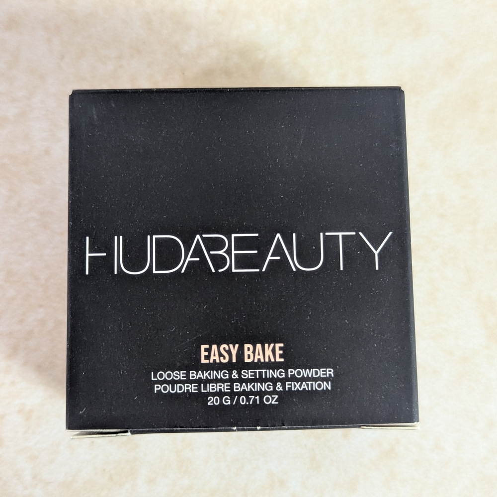 HUDA BEAUTY Easy Bake Setting Powder in Banana Bread